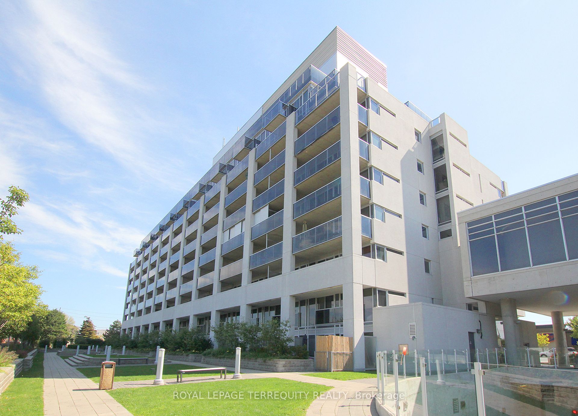 1040 The Queensway N/A 705