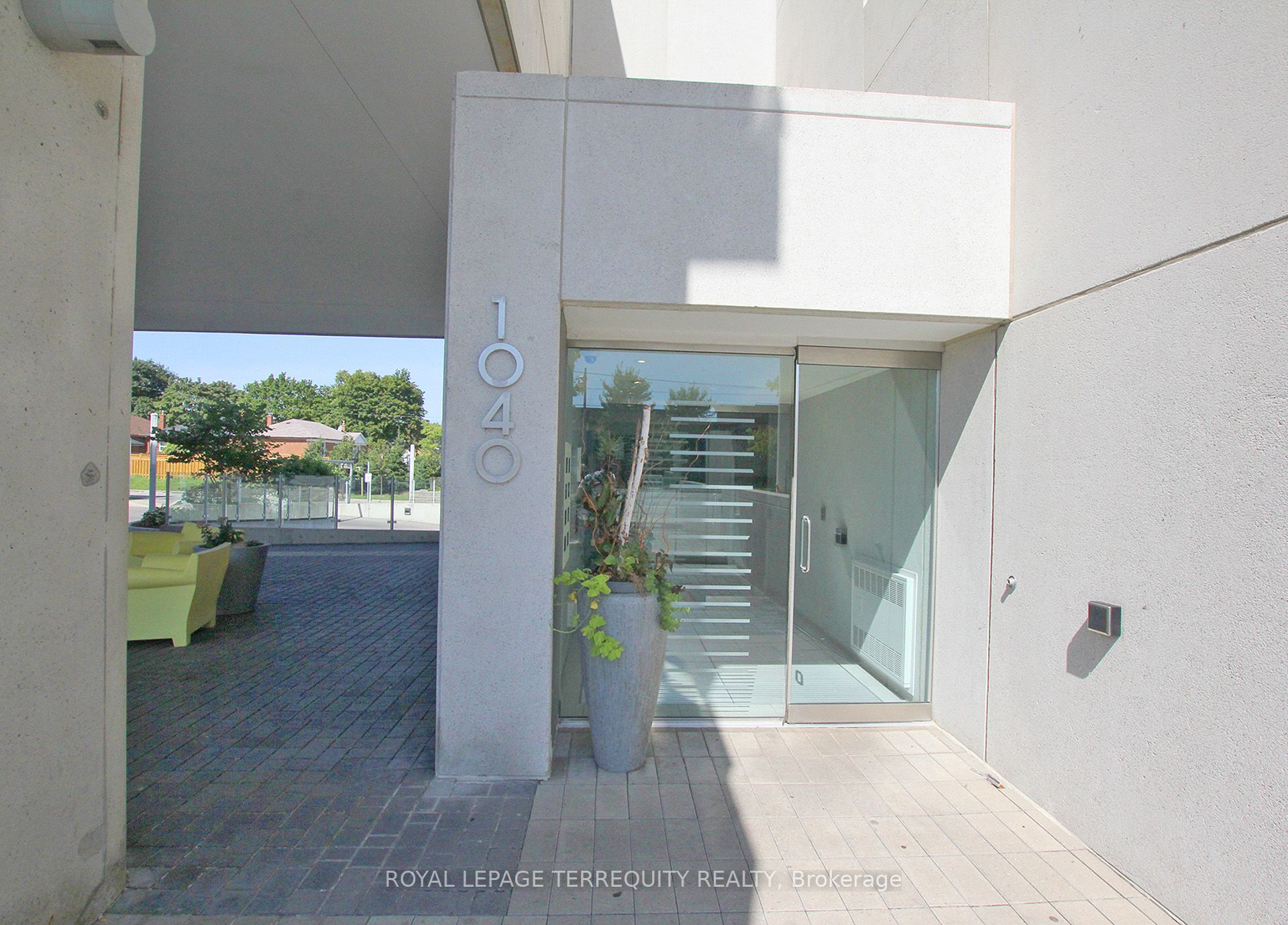 1040 The Queensway N/A 705