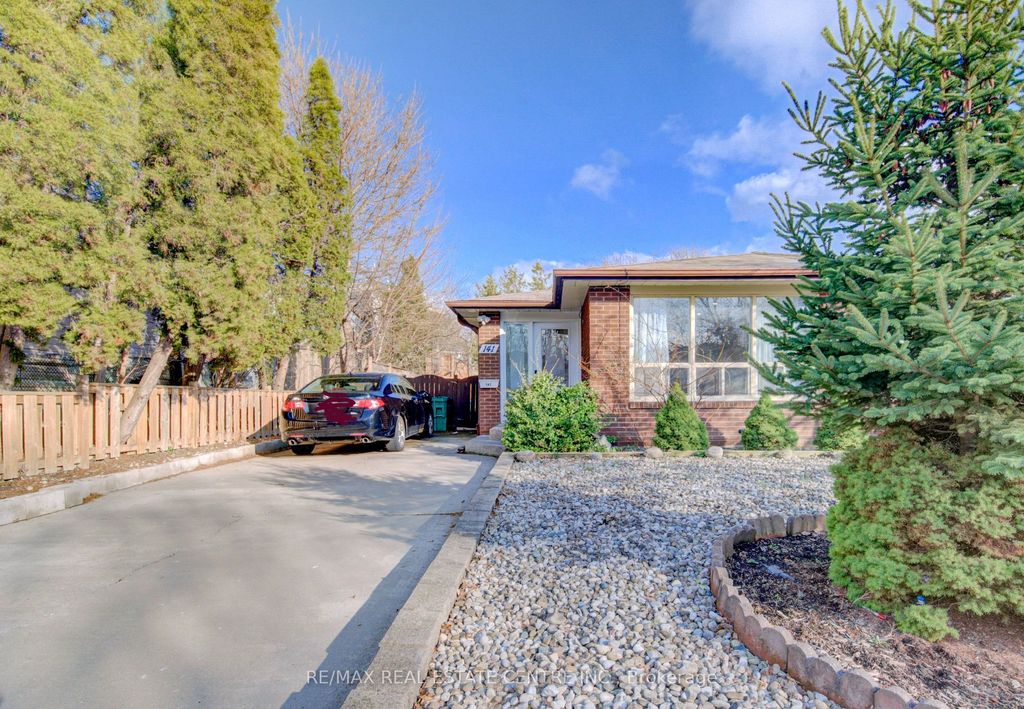 Photo of 141 Mooregate Crescent, Kitchener, ON N2M 2E9 (MLS # X12999284)