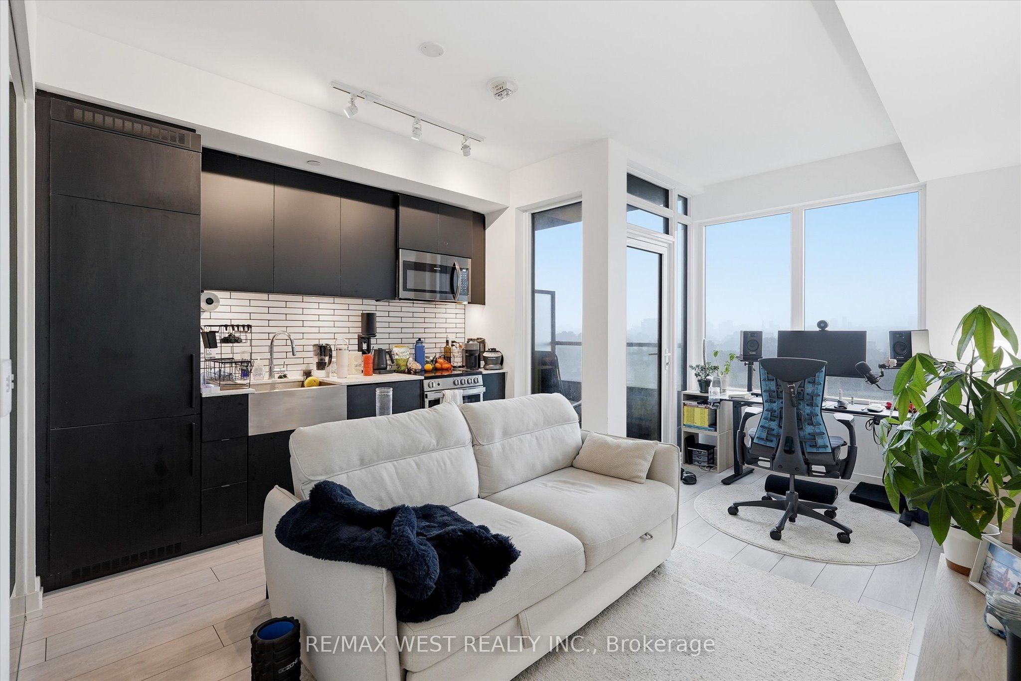 270 Dufferin Street 819