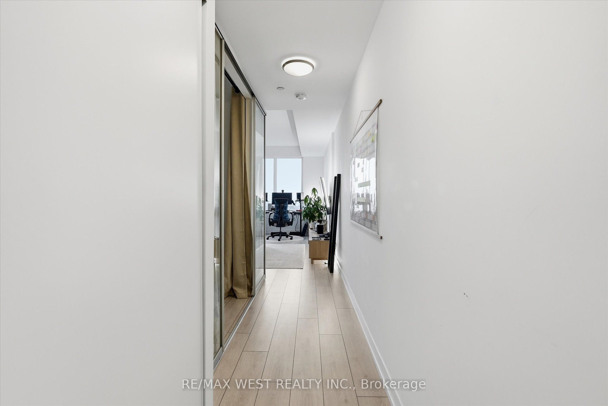 270 Dufferin Street 819