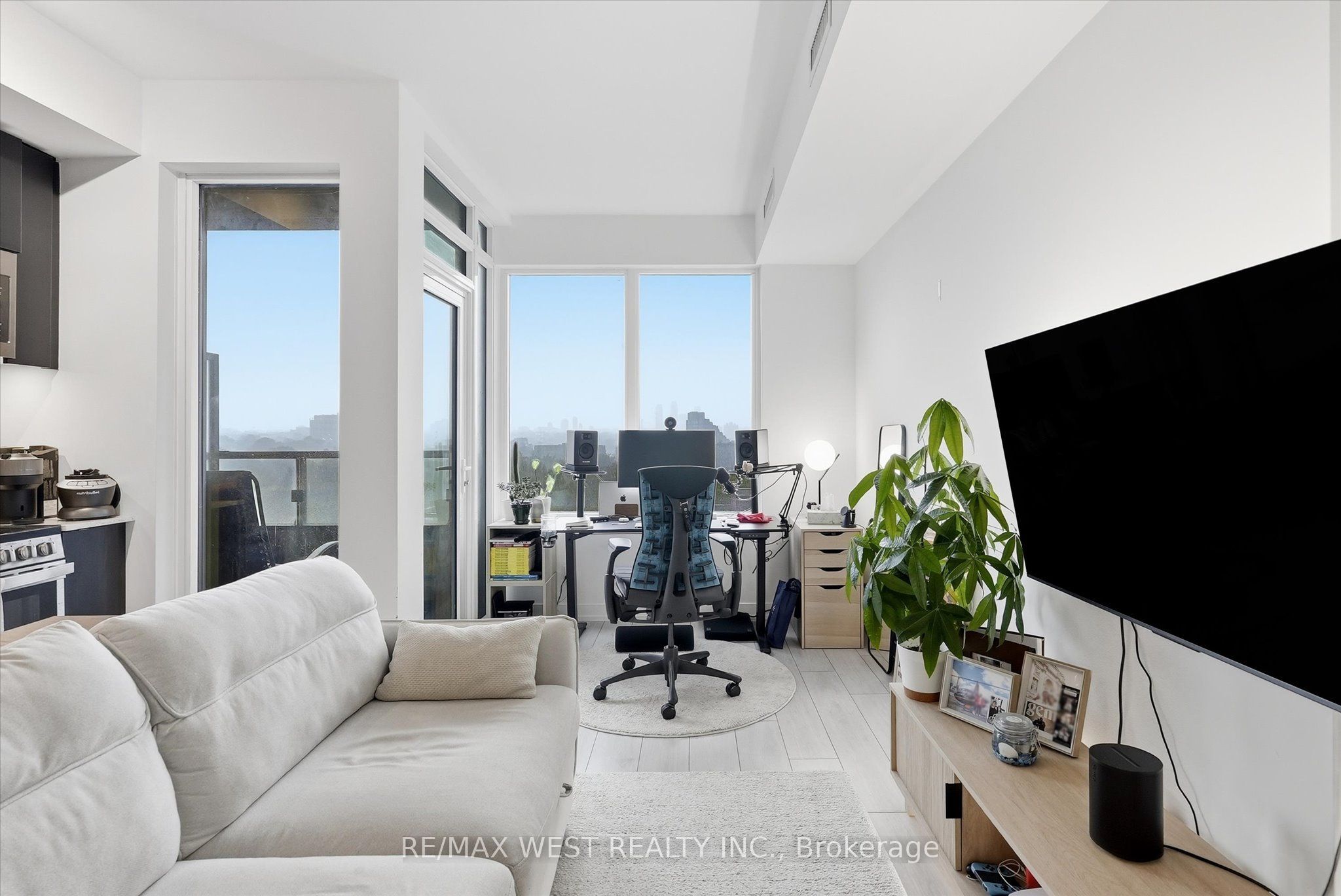 270 Dufferin Street 819