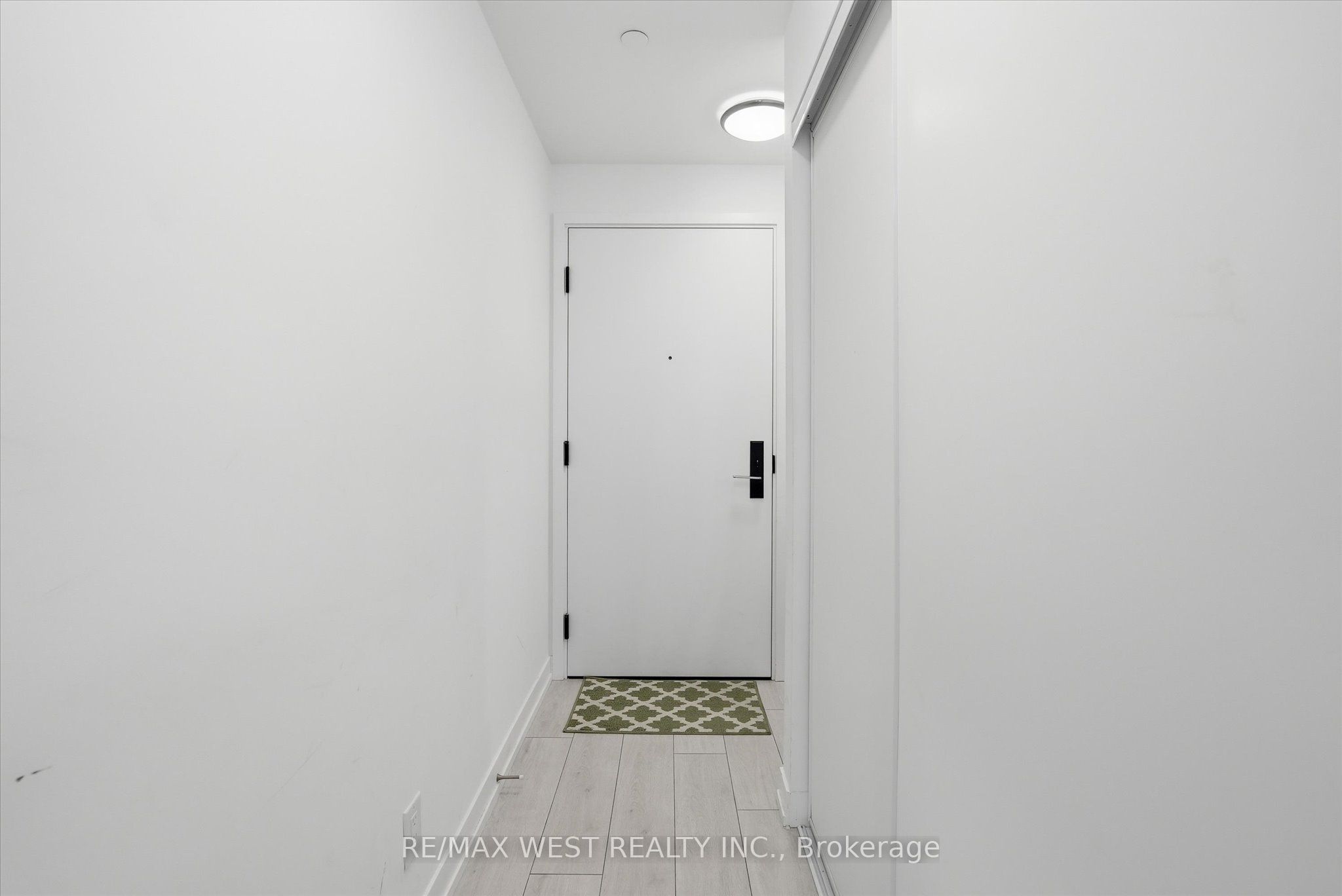 270 Dufferin Street 819
