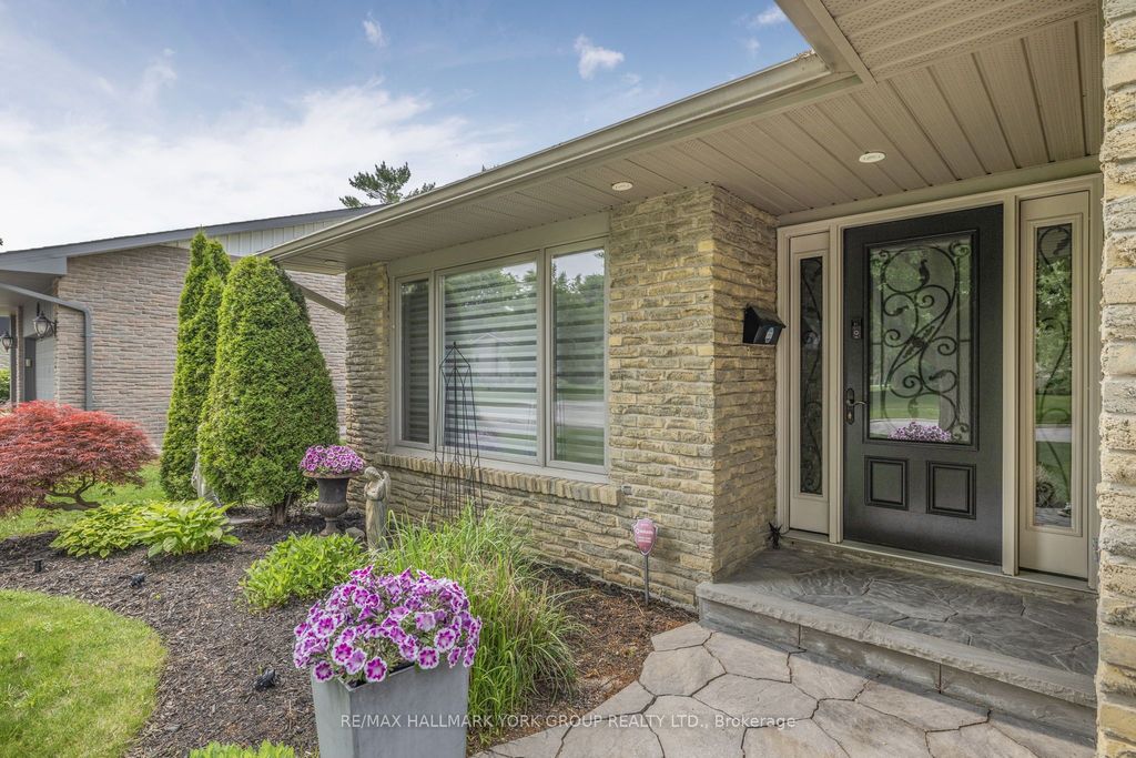 Photo of 82 Fairway Drive, Aurora, ON L4G 2H4 (MLS # N12788184)