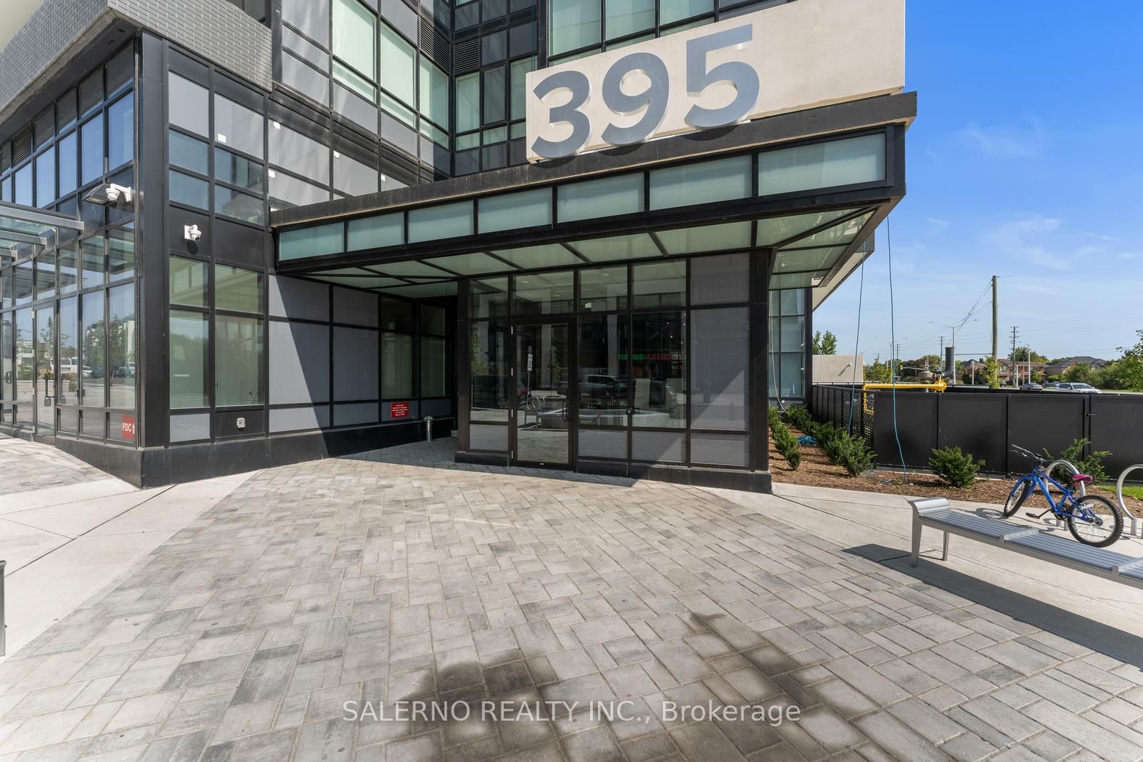395 Dundas Street W 612