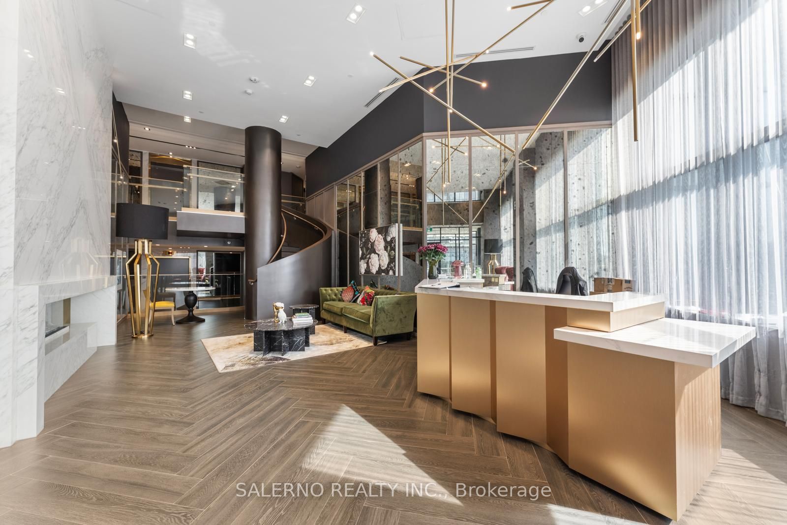 395 Dundas Street W 612