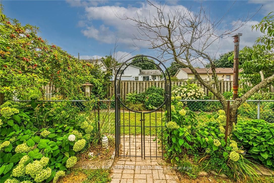 16 Crestlynn Crescent