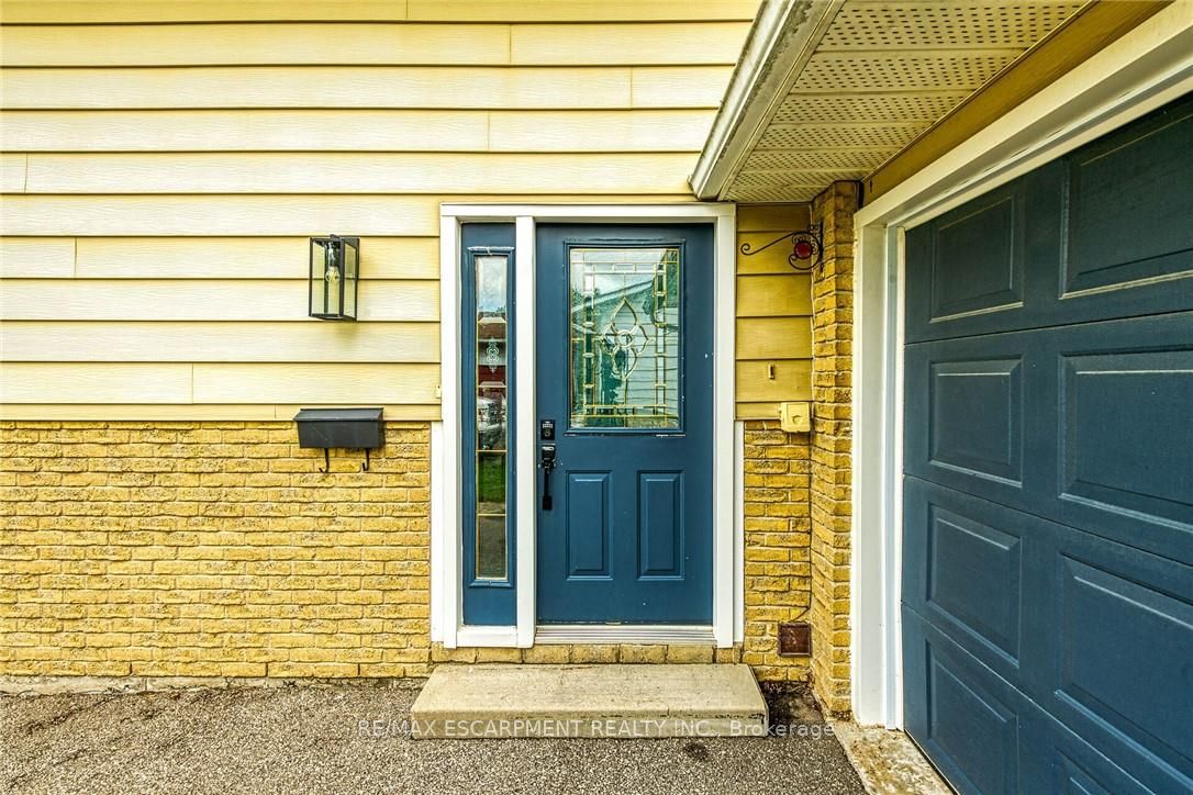 16 Crestlynn Crescent