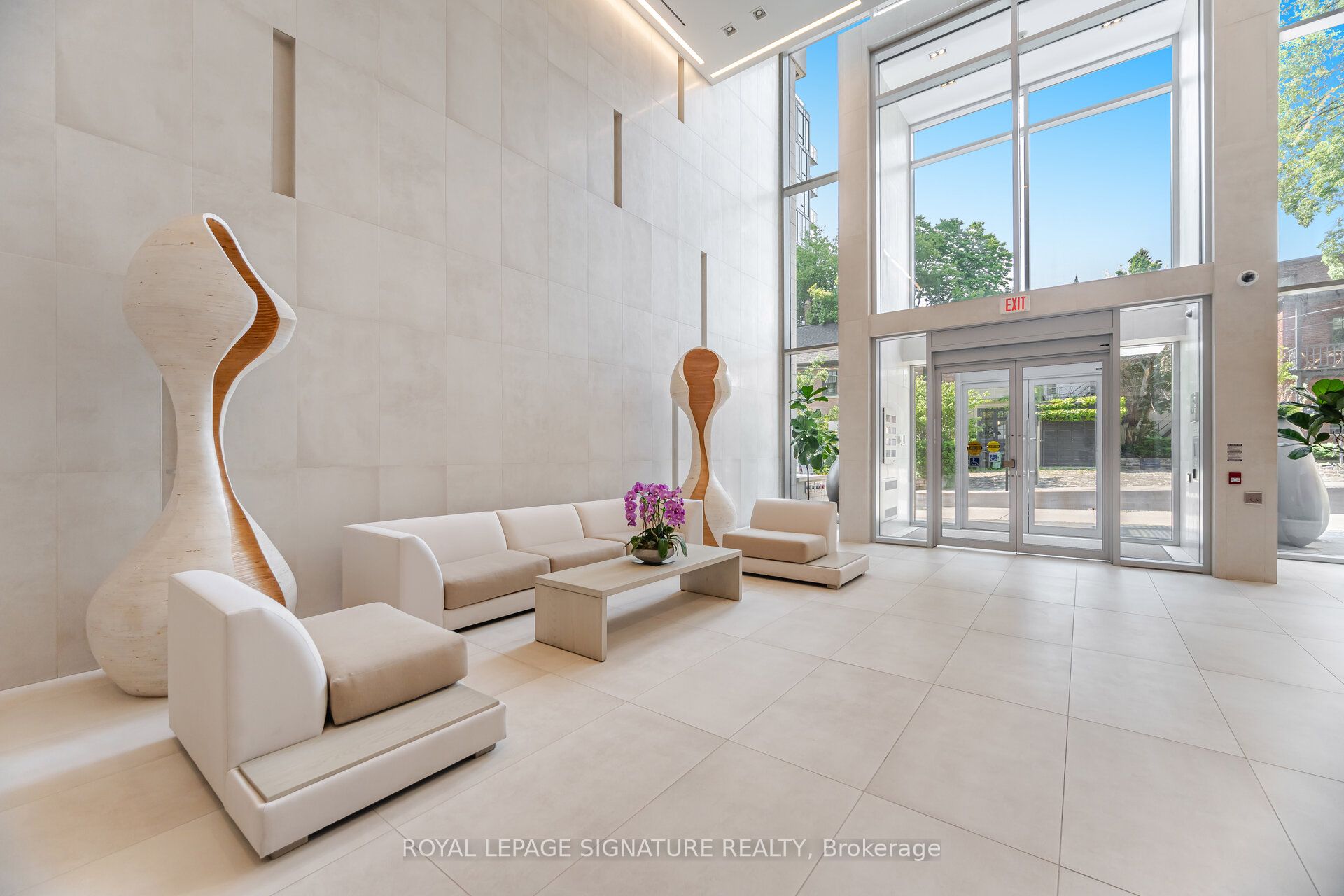 170 Avenue Road 810