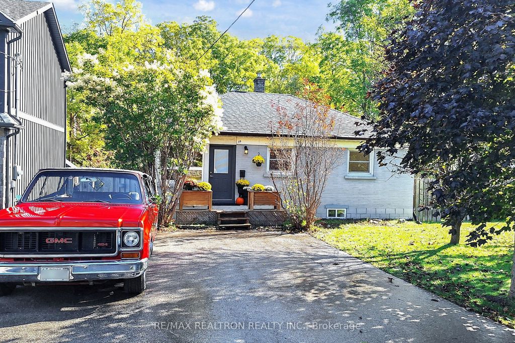 Photo of 59 Machell Avenue, Aurora, ON L4G 2R8 (MLS # N12456193)