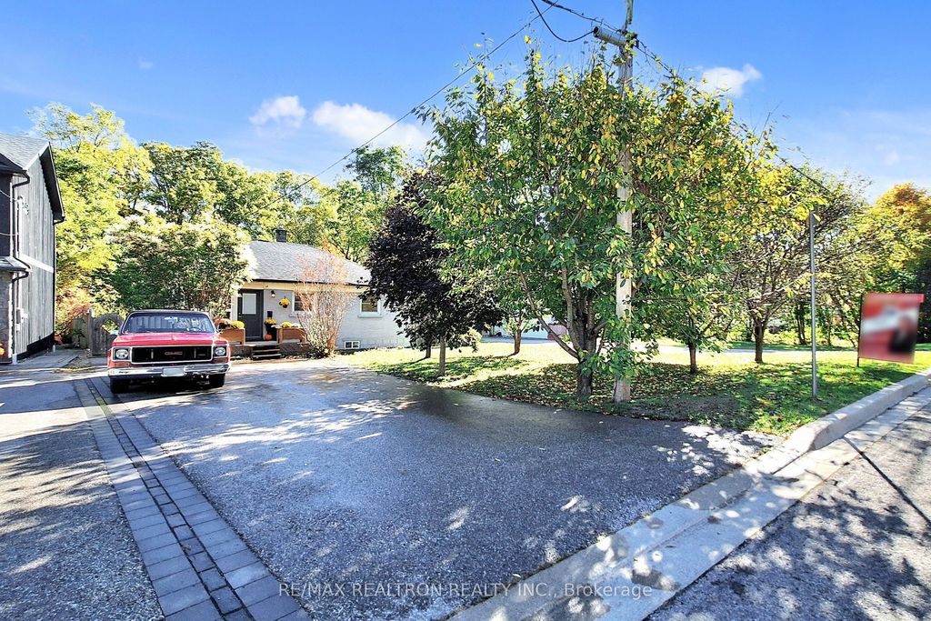 Photo of 59 Machell Avenue, Aurora, ON L4G 2R8 (MLS # N12456193)