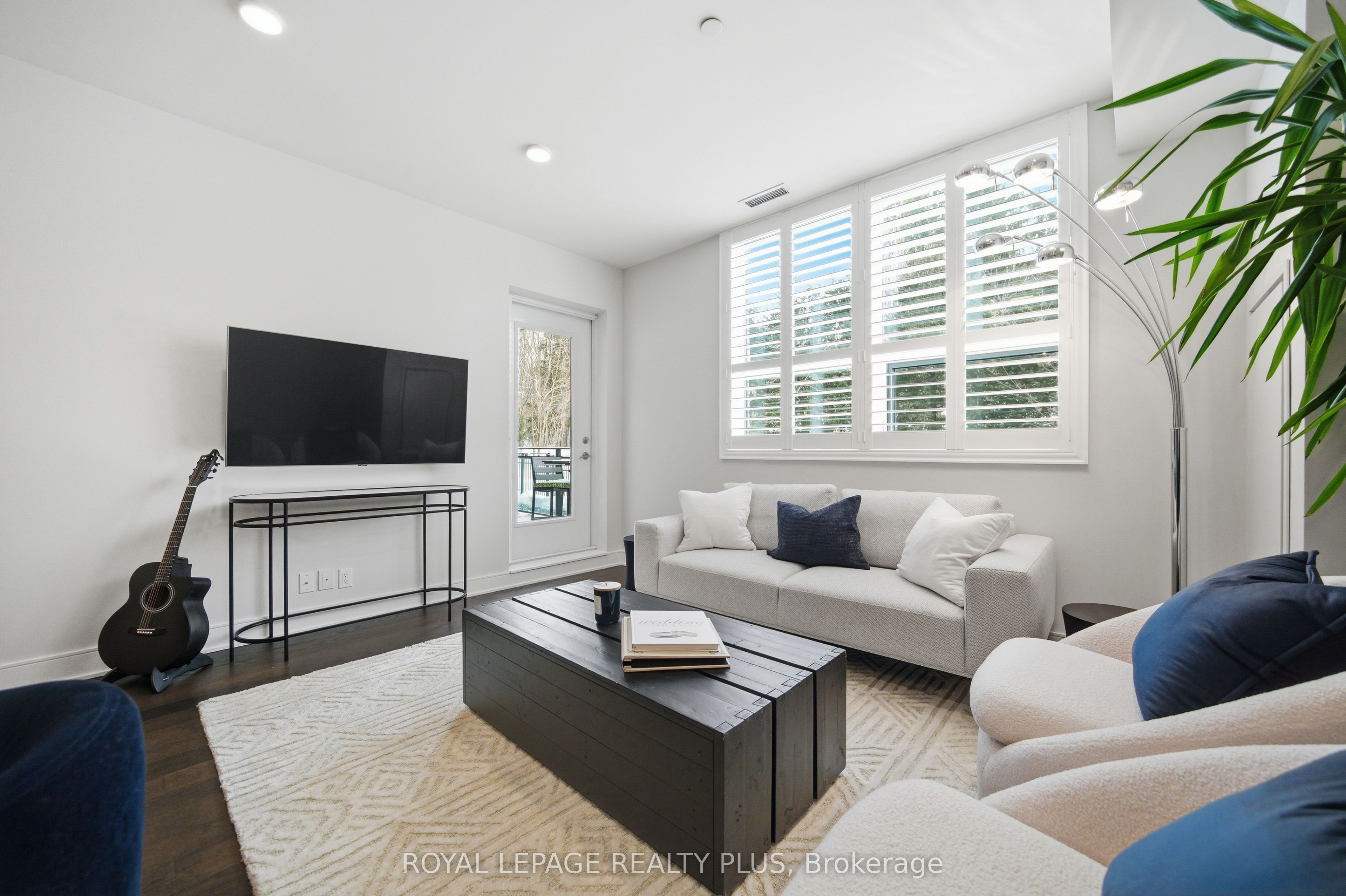 1575 Lakeshore Road W 117