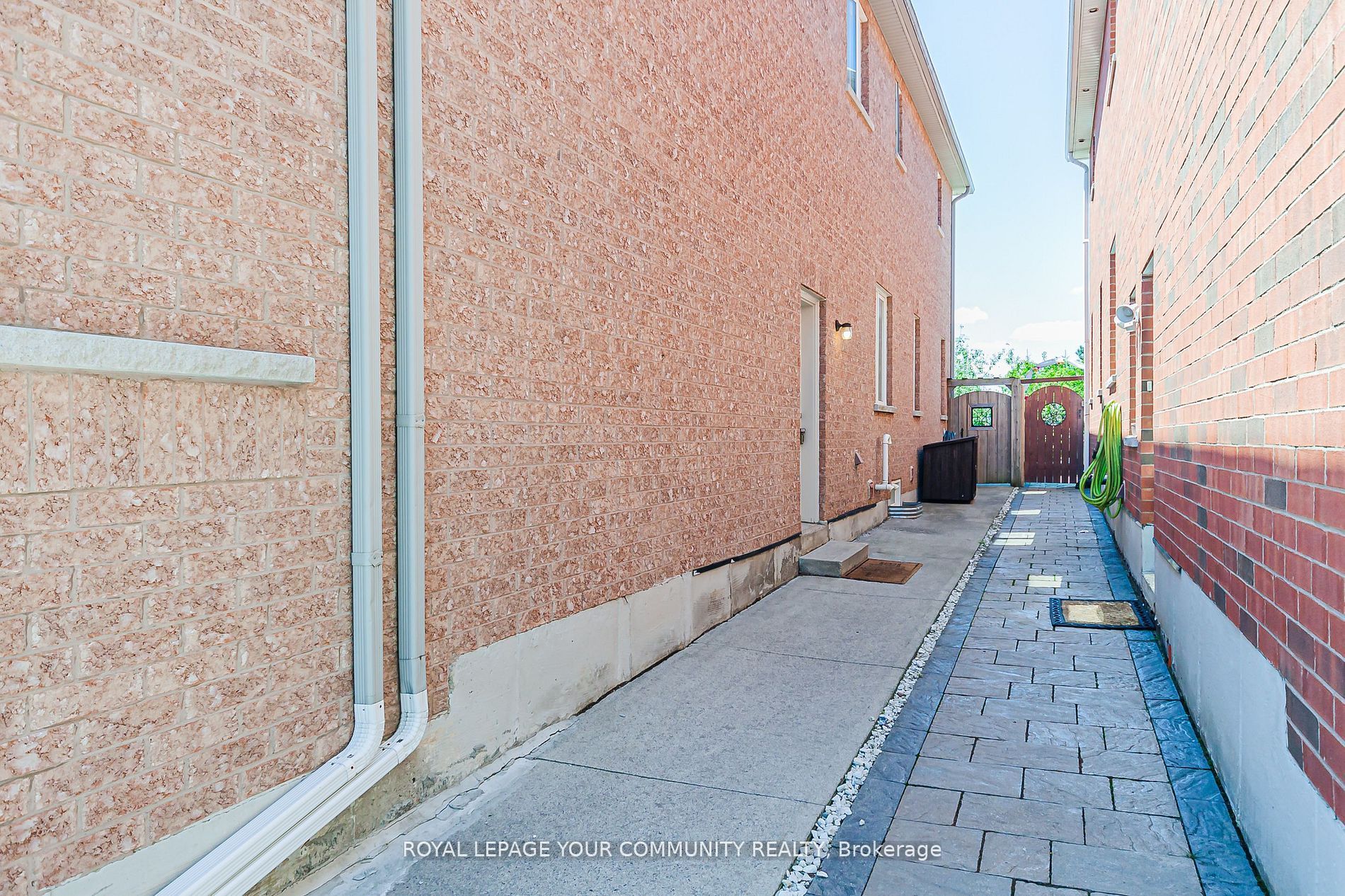 6 Round Hill Court S Basement