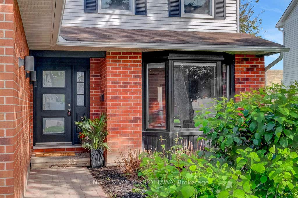 Photo of 6138 Vineyard Drive, Orleans - Convent Glen and Area, ON K1C 2N6 (MLS # X13502418)