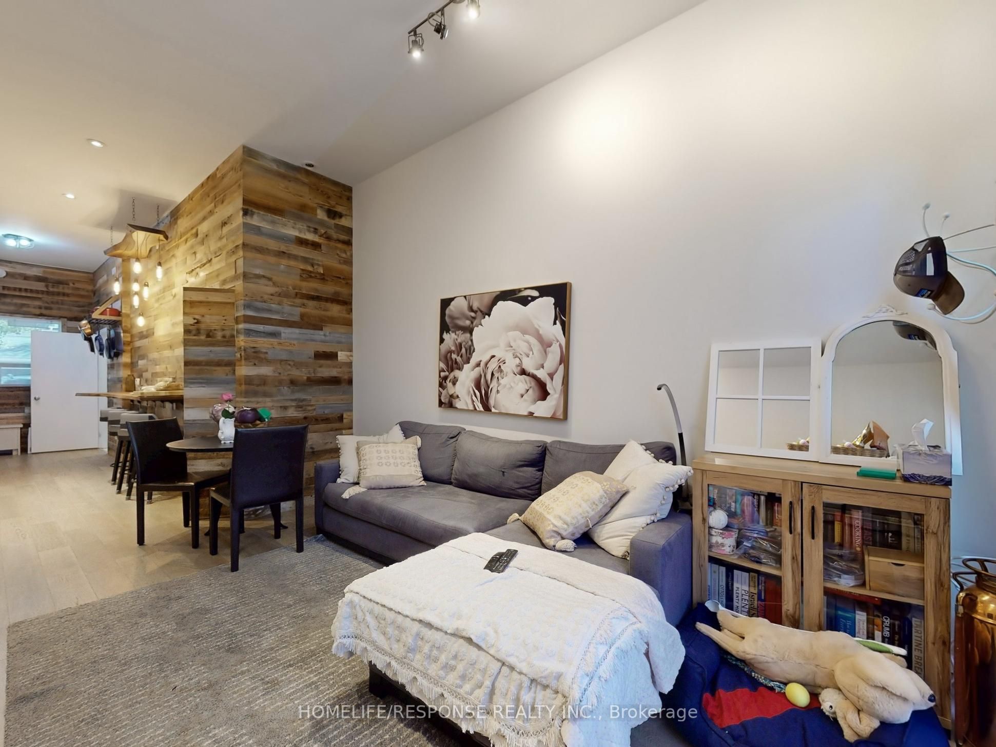 1095 DUNDAS Street E