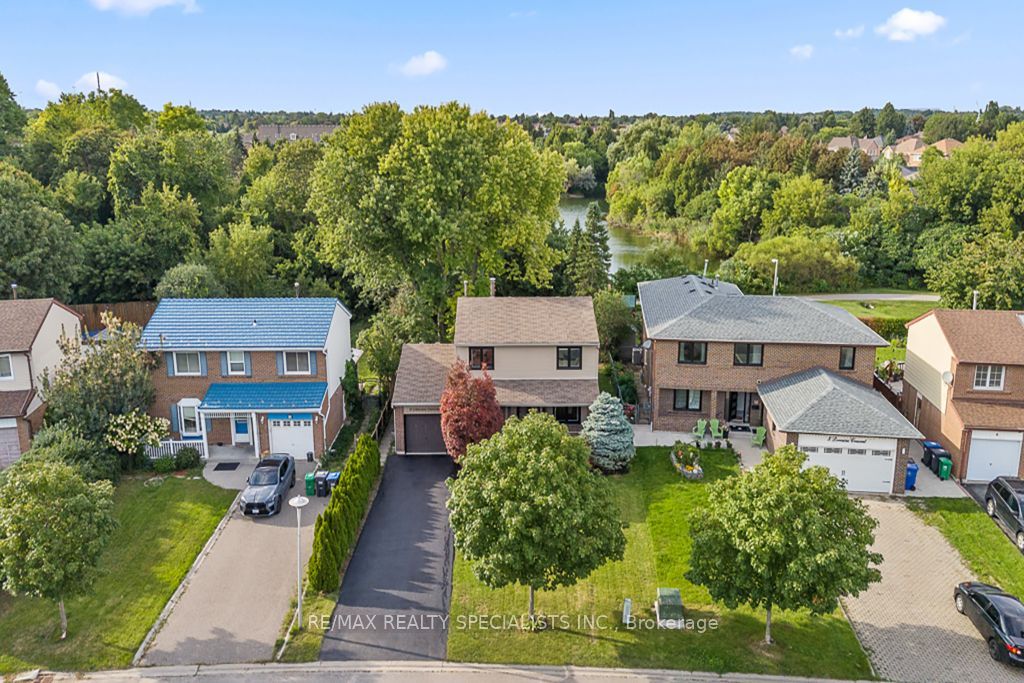 10 Lorraine Crescent