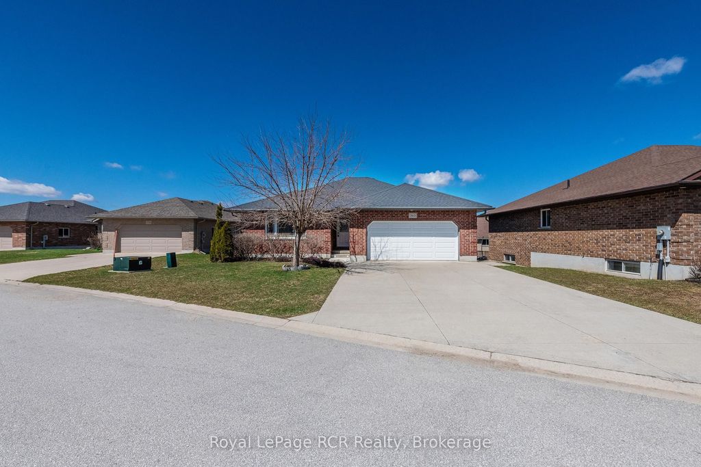 Photo of 760 16th Street, Hanover, ON N4N 3W8 (MLS # X12997070)