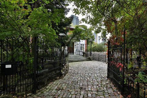 5 Castle Frank Crescent Toronto ON M4W 2A2