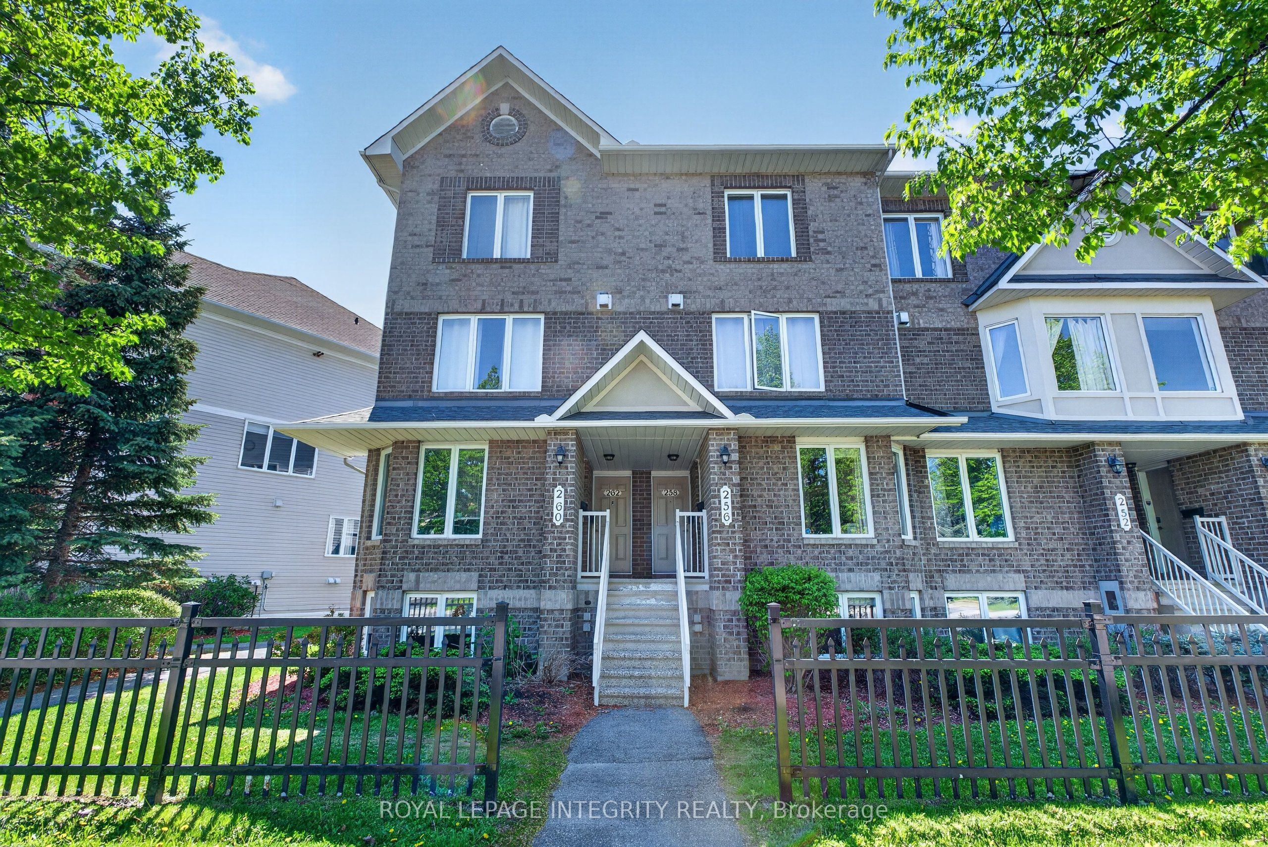 Photo 1 of 28 — 256 Cresthaven Drive, Barrhaven, ON K2G 6W4