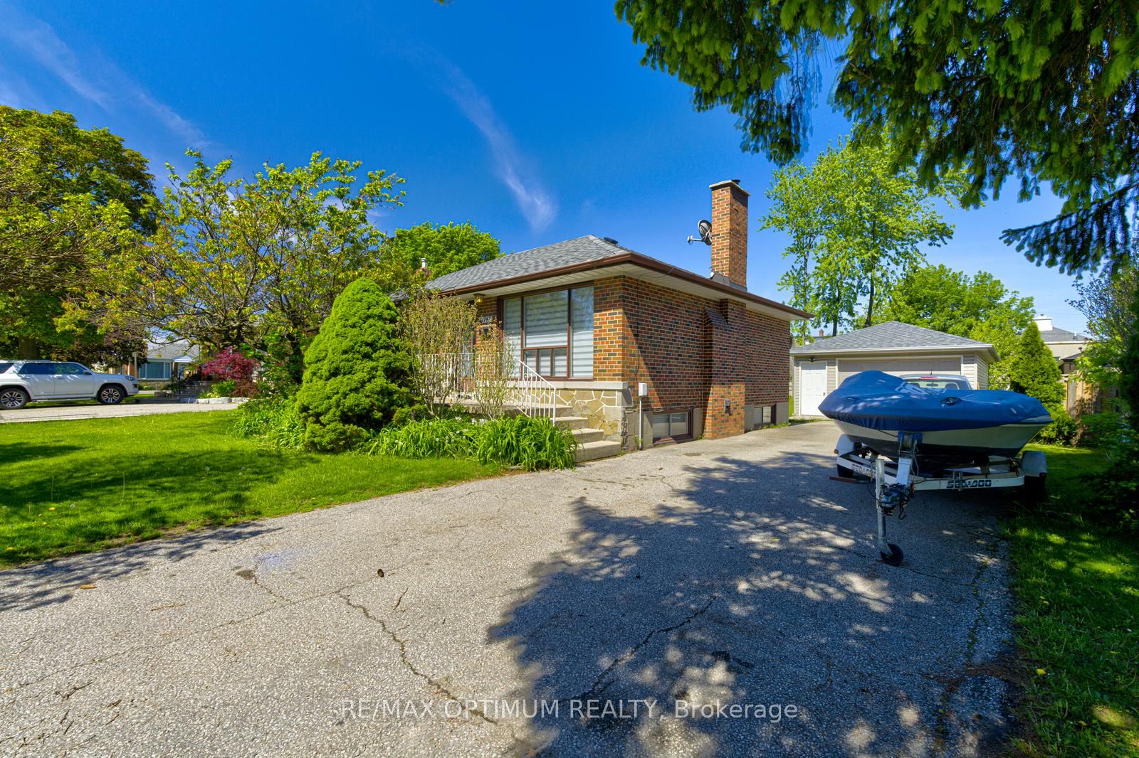 1747 Coram Crescent