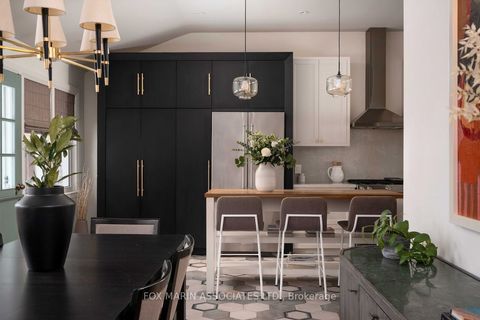 4 Dunstable Place Toronto ON M9R 3A9