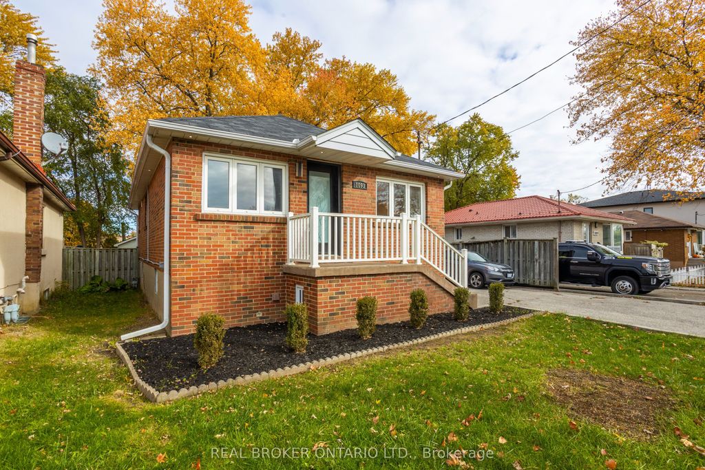 Photo of 1093 Ogden Avenue, Mississauga, ON L5E 2G7 (MLS # W12594950)