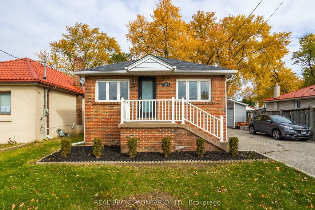 Photo of 1093 Ogden Avenue, Mississauga, ON L5E 2G7 (MLS # W12594950)