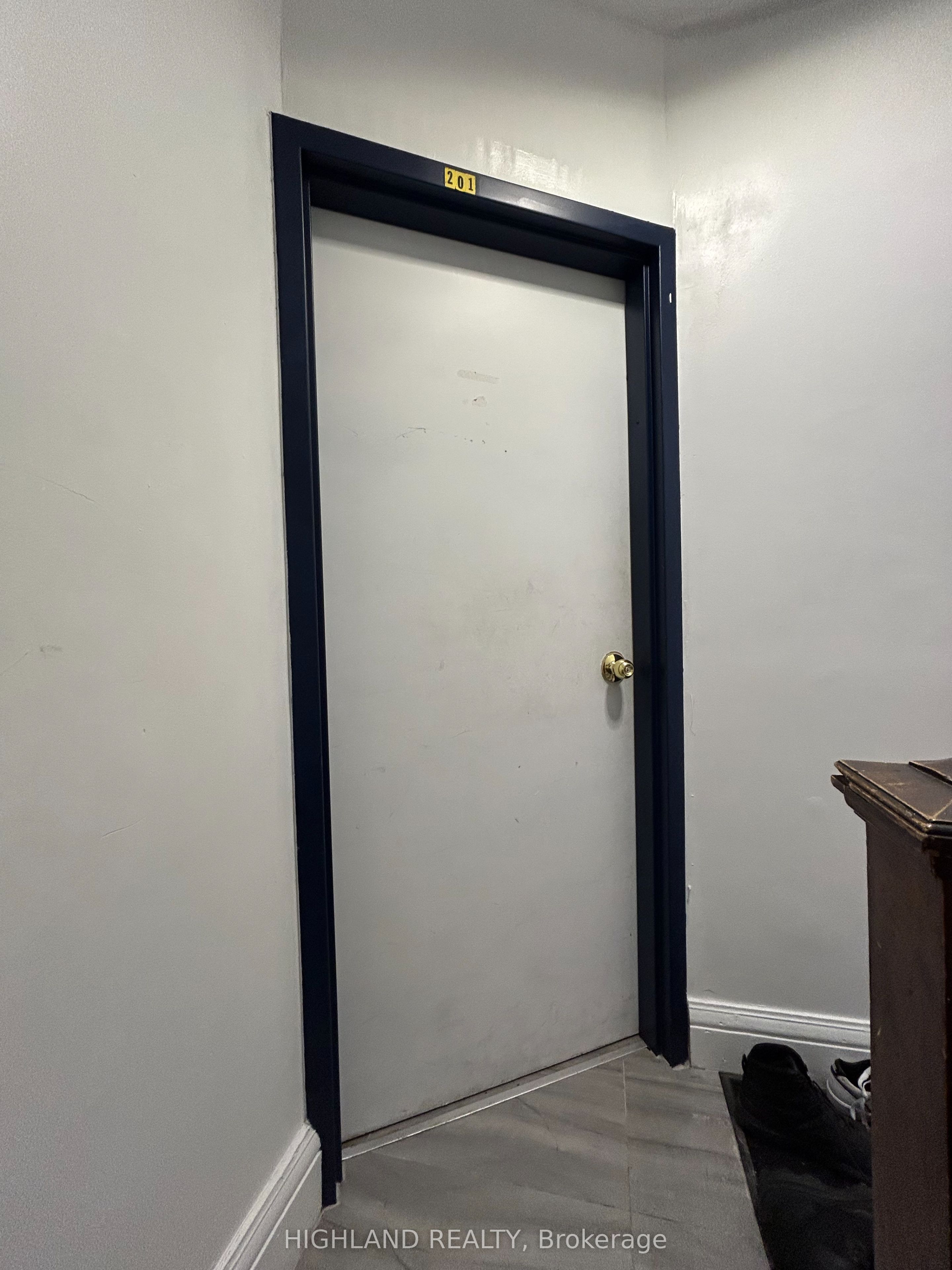 915 Lansdowne Ave, 2nd Floor Avenue