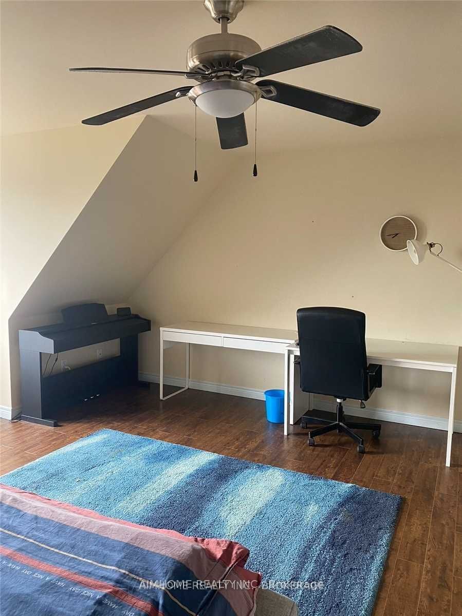 800 Dundas Street W 30