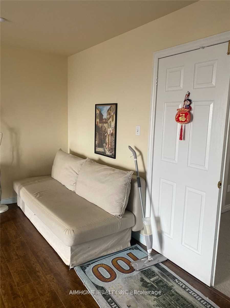 800 Dundas Street W 30