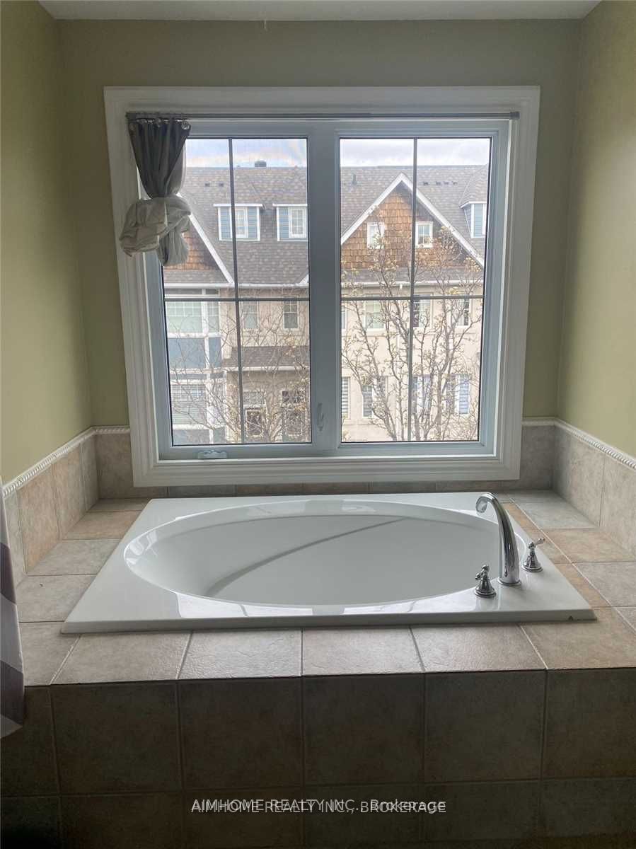 800 Dundas Street W 30