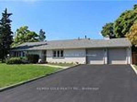 34 De Jong Drive N Mississauga ON L5M 1C1