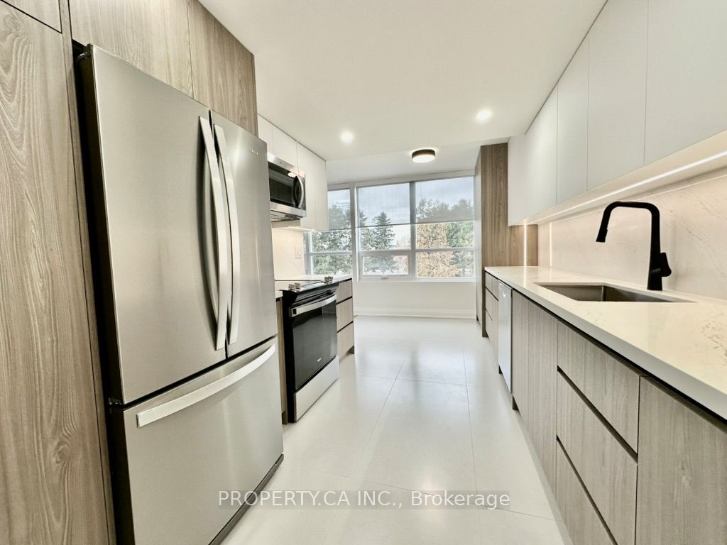 7601 Bathurst Street 212