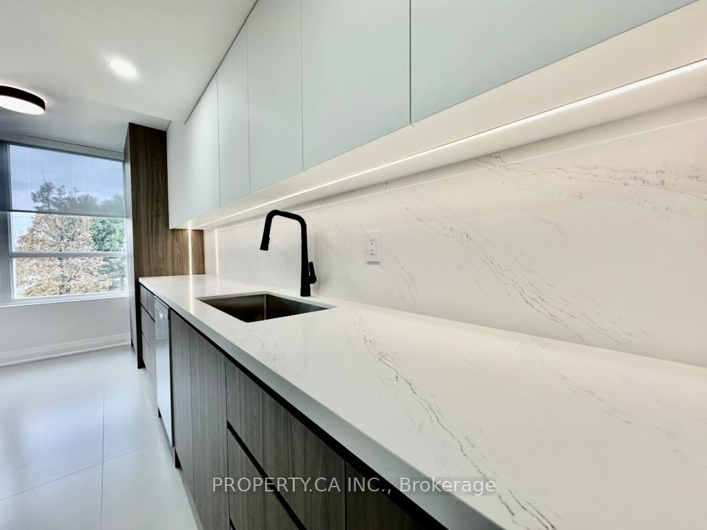 7601 Bathurst Street 212