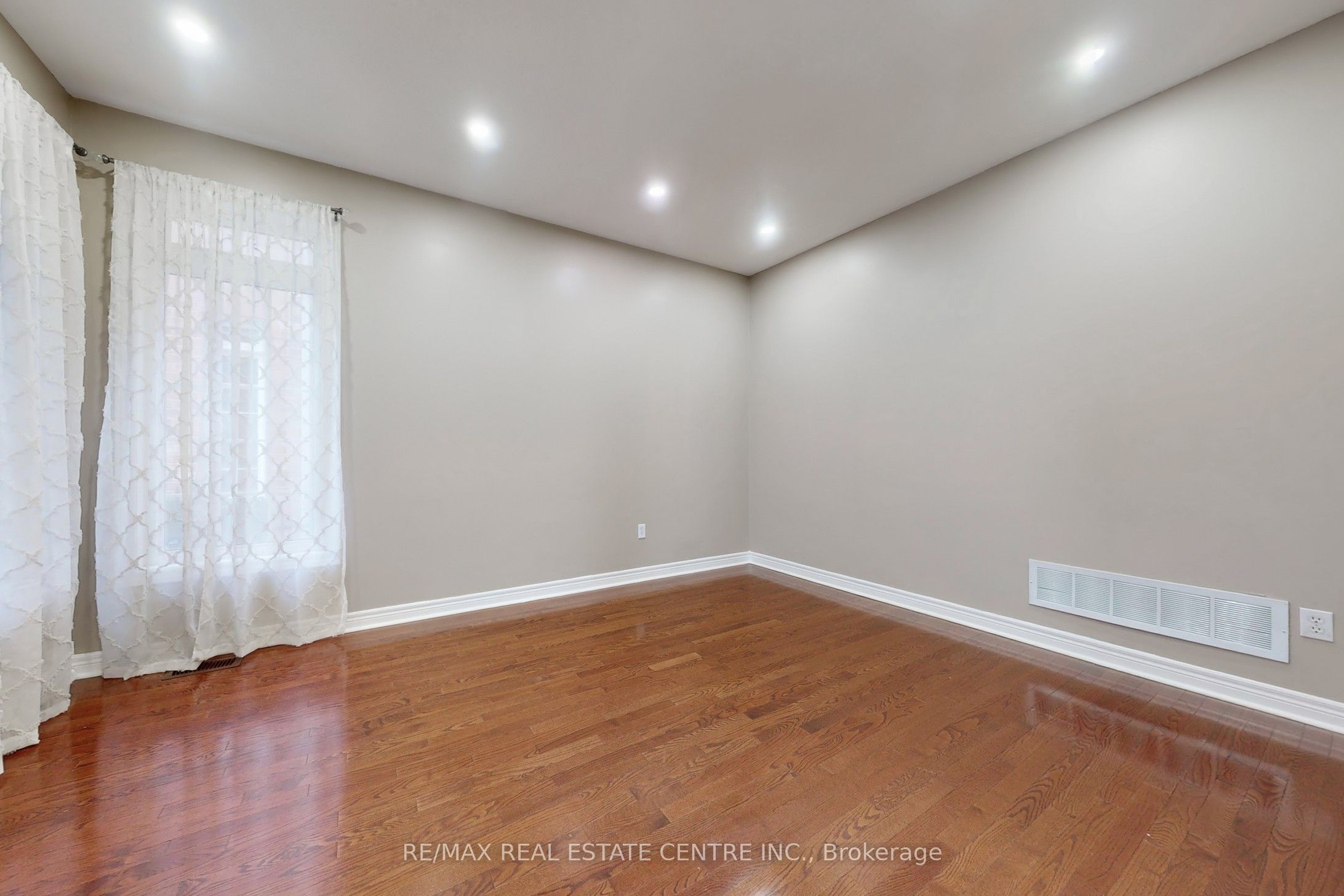 5421 Freshwater Drive