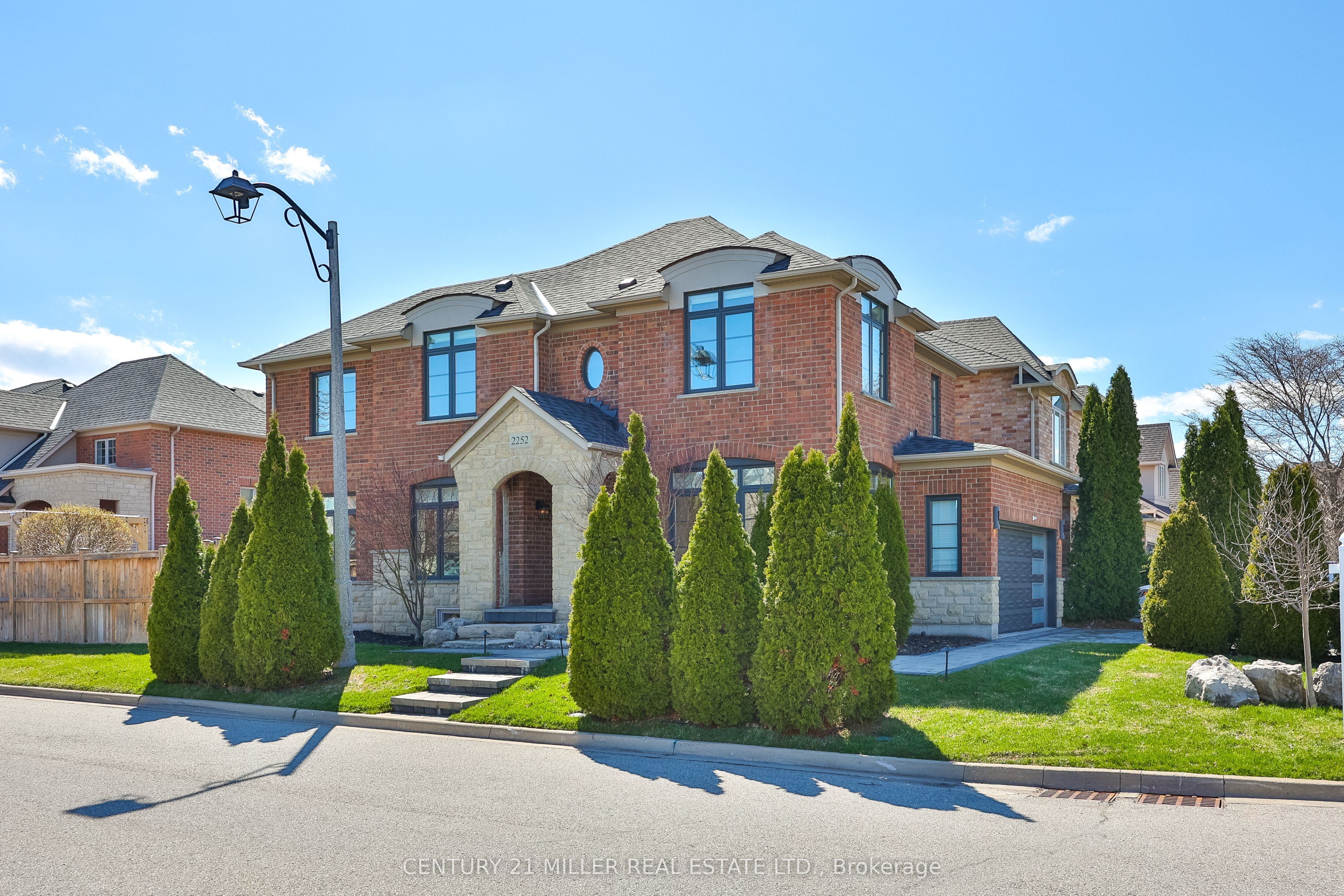 2252 Dewsbury Drive