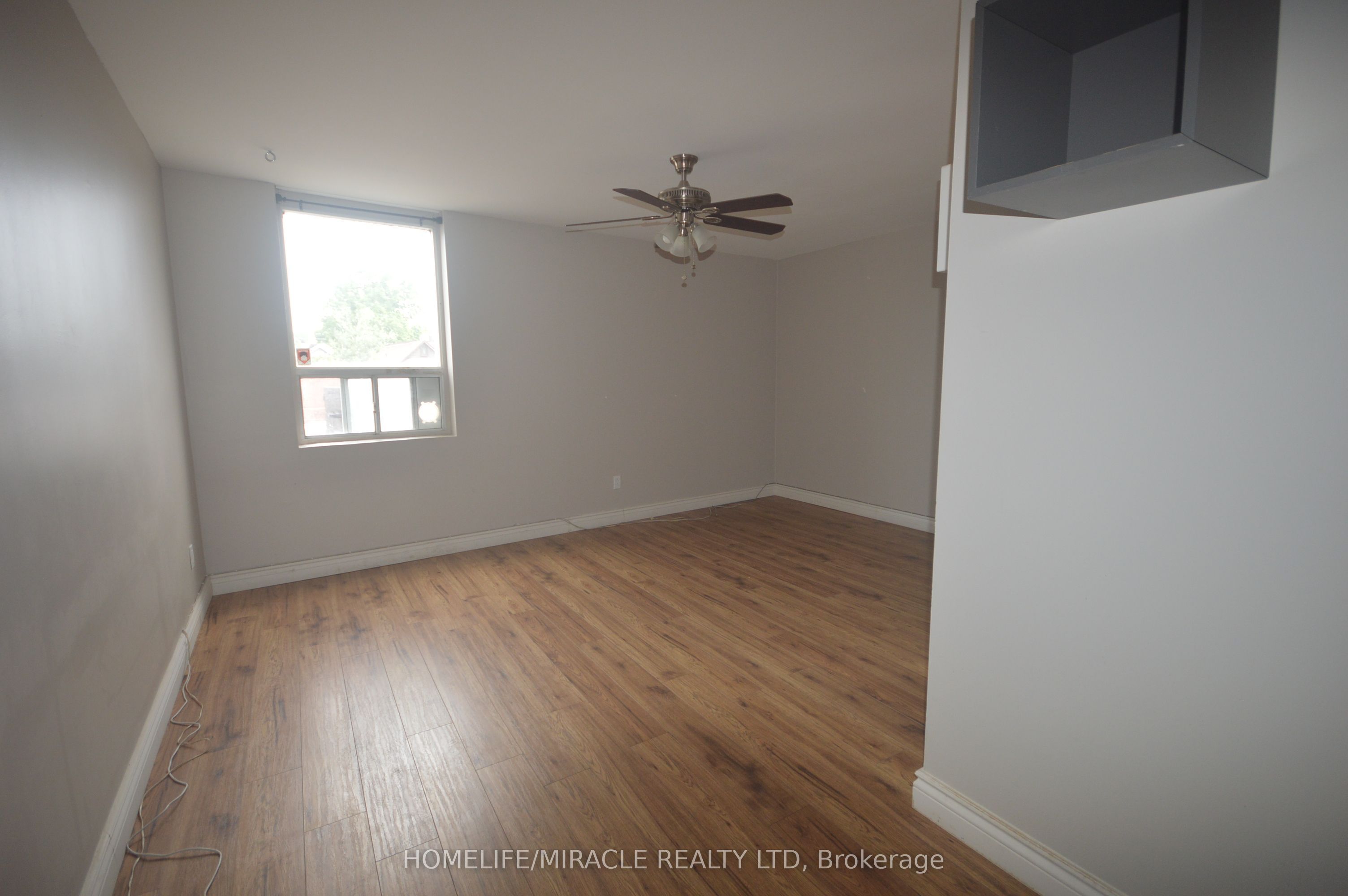 Photo 1 of 1 — 64 Holland Street W Upper #1, Bradford West Gwillimbury, ON L3Z 1R8