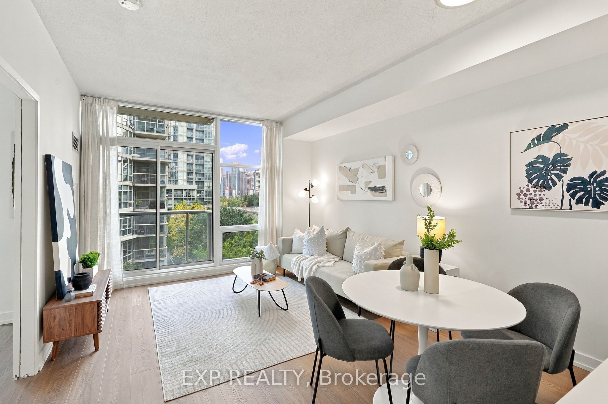 9 Spadina Avenue 301