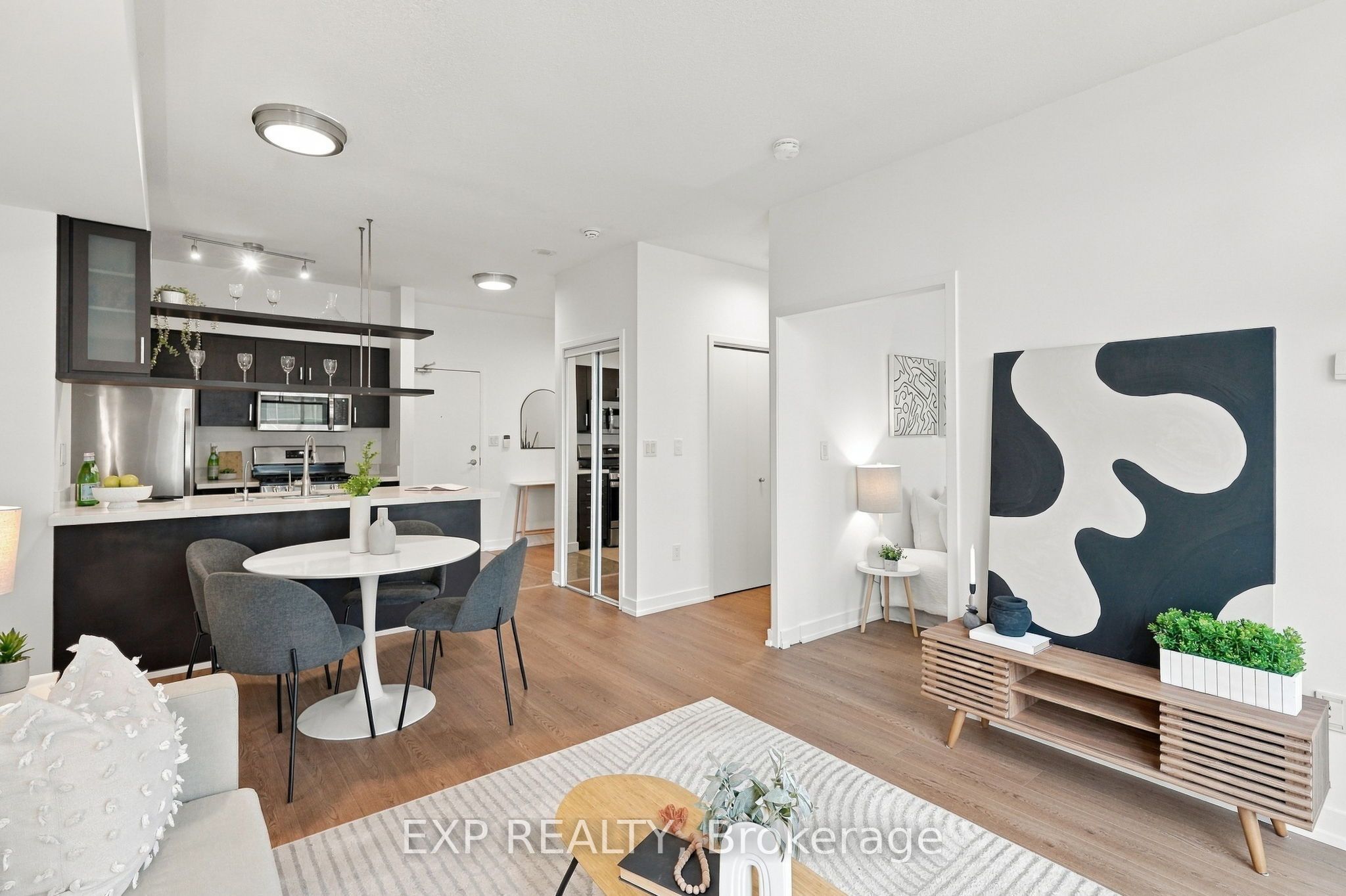 9 Spadina Avenue 301