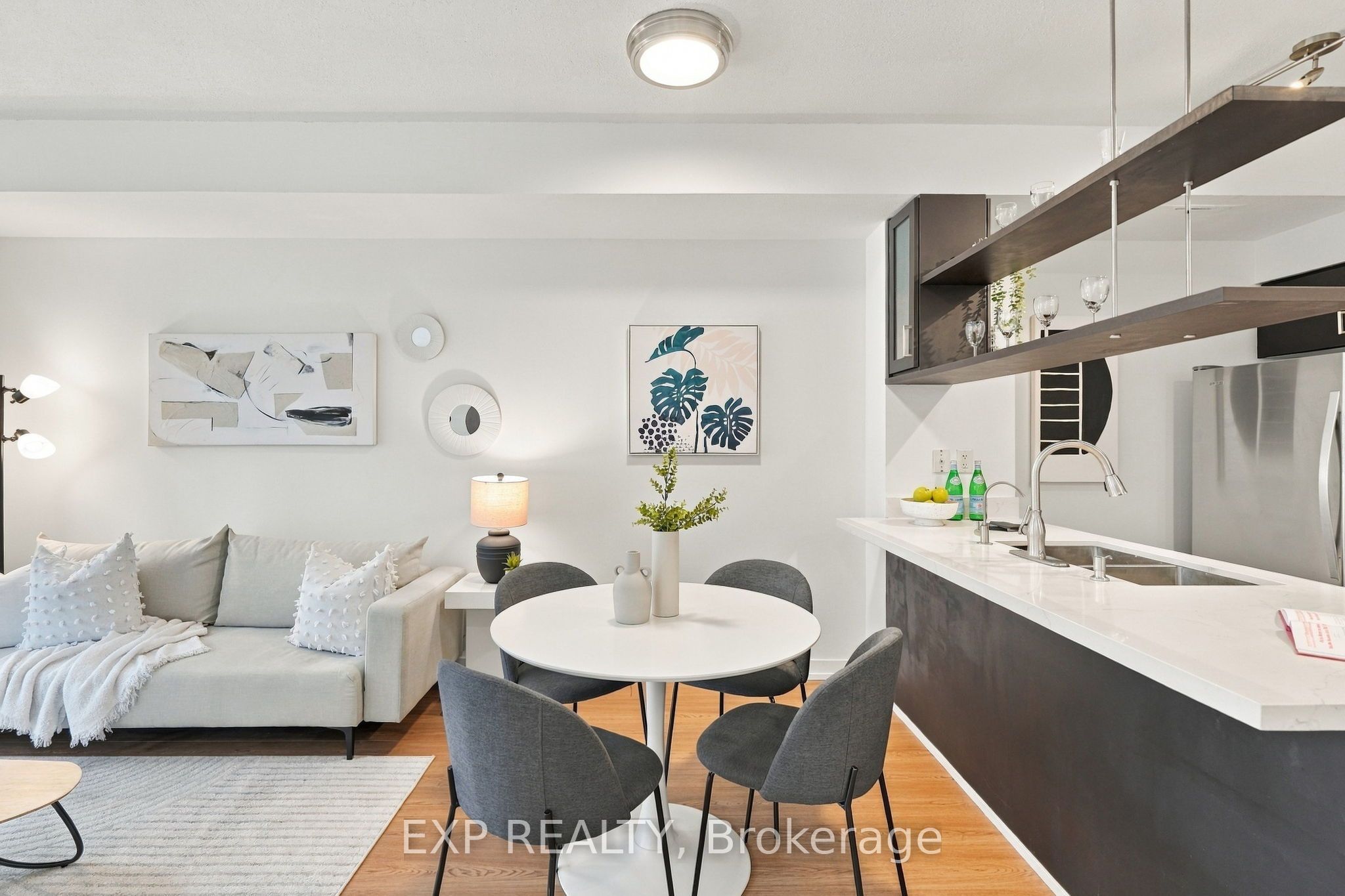 9 Spadina Avenue 301