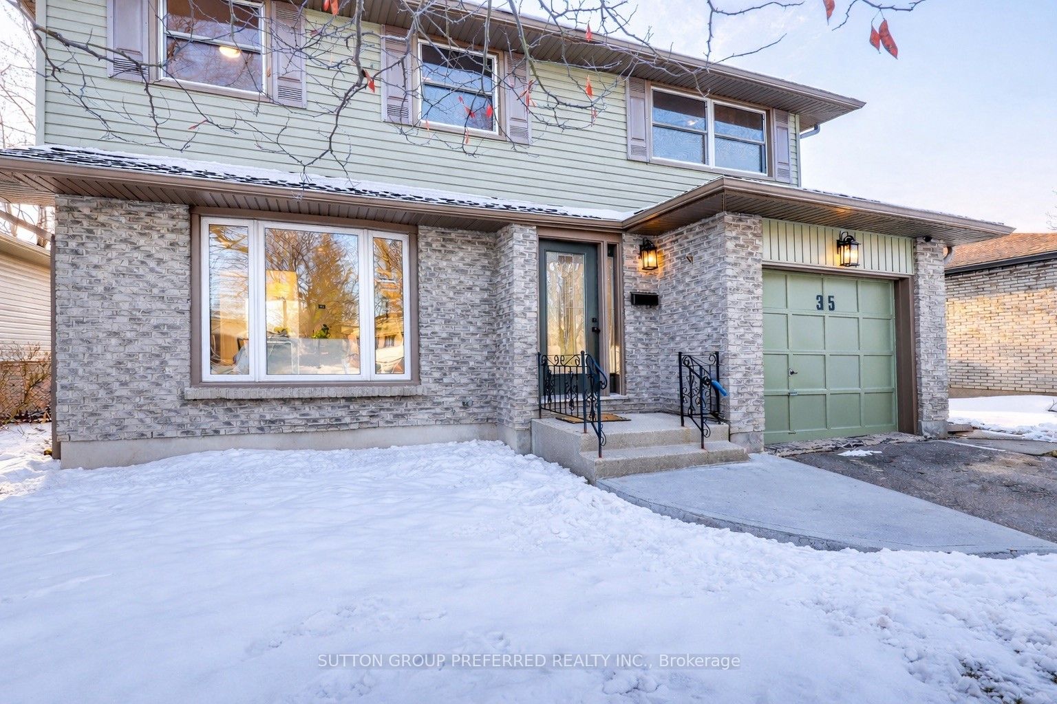 35 Rostherne Crescent