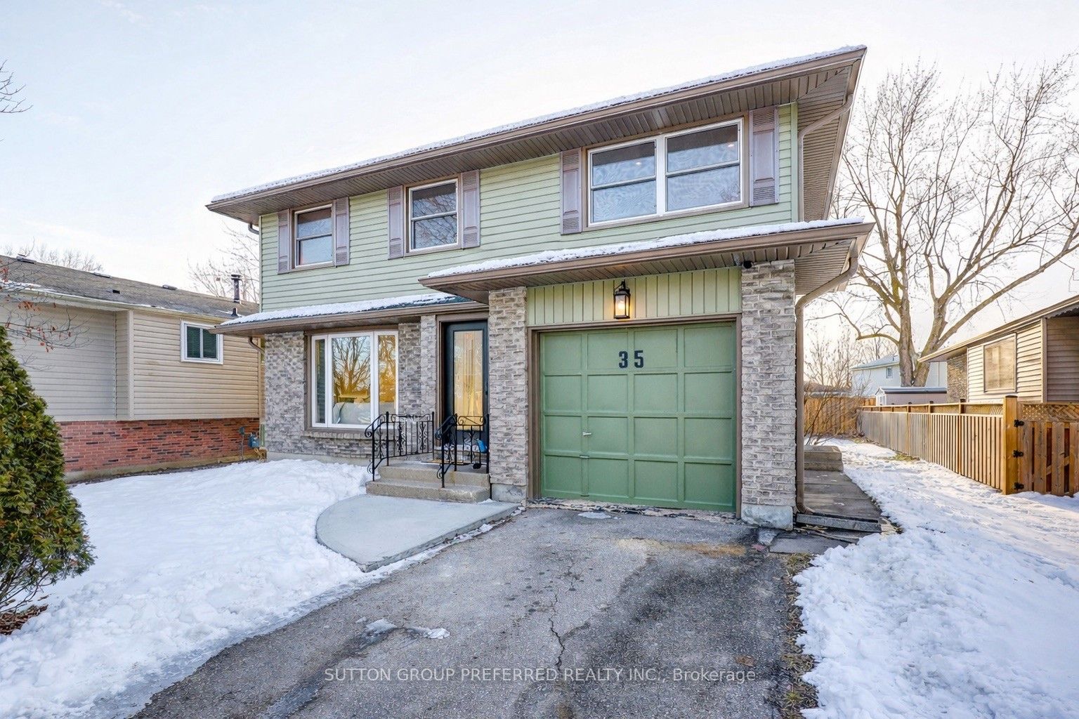 35 Rostherne Crescent