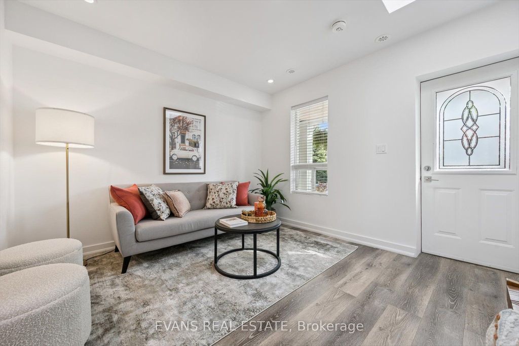 Photo of 526 Quebec Avenue, Toronto, ON M6P 2V7 (MLS # W12411228)