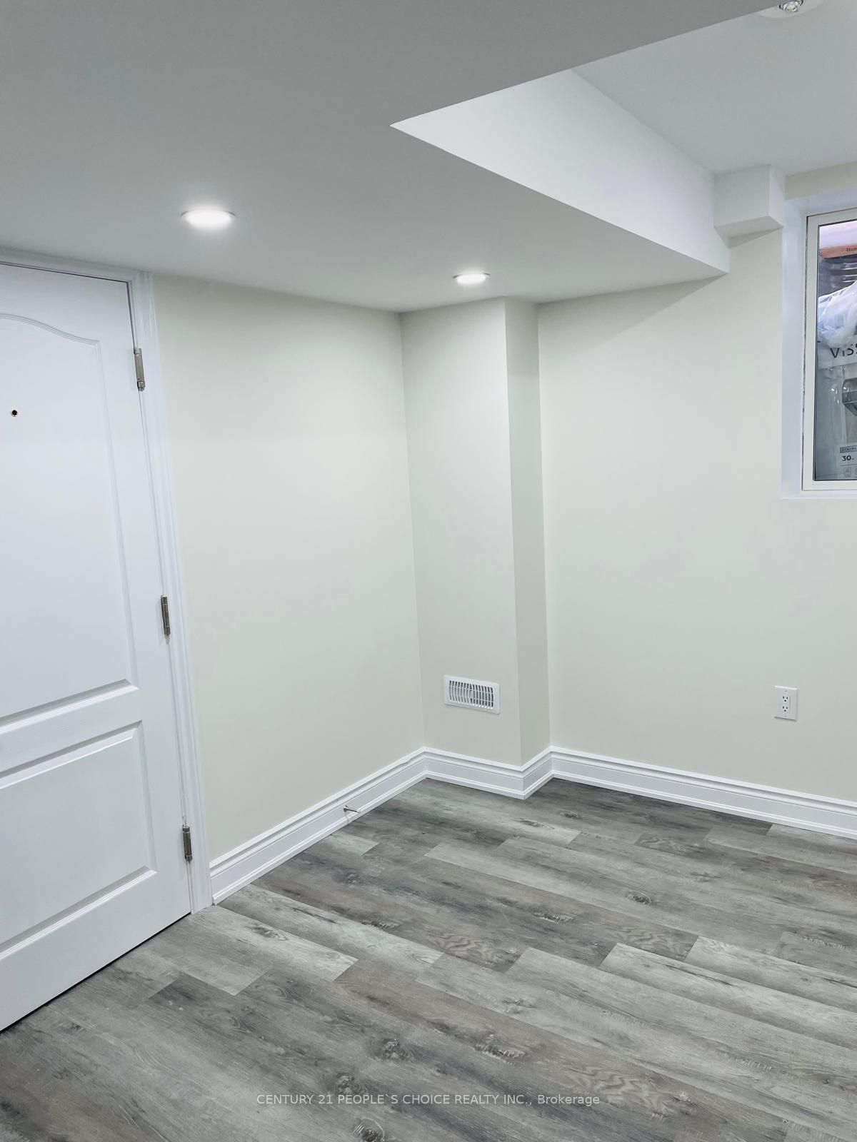 44 Enford Cres Bsmt Crescent