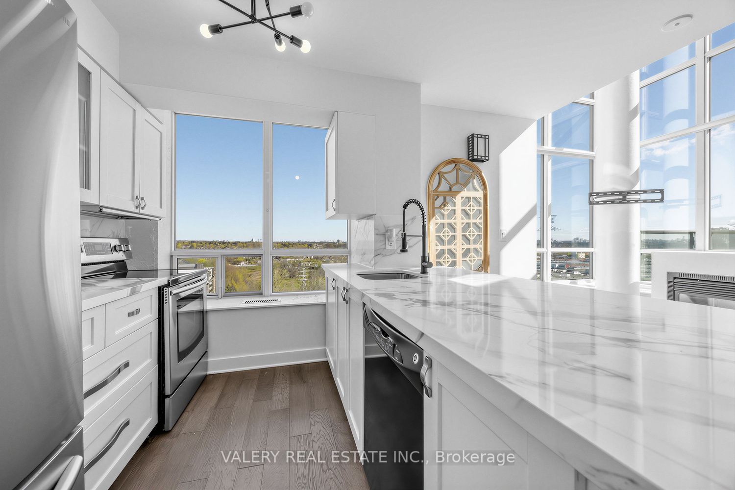 250 Manitoba Street 827