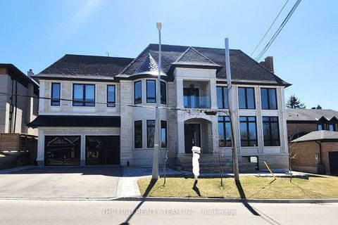211 Kennedy Street W Aurora ON L4G 2L9