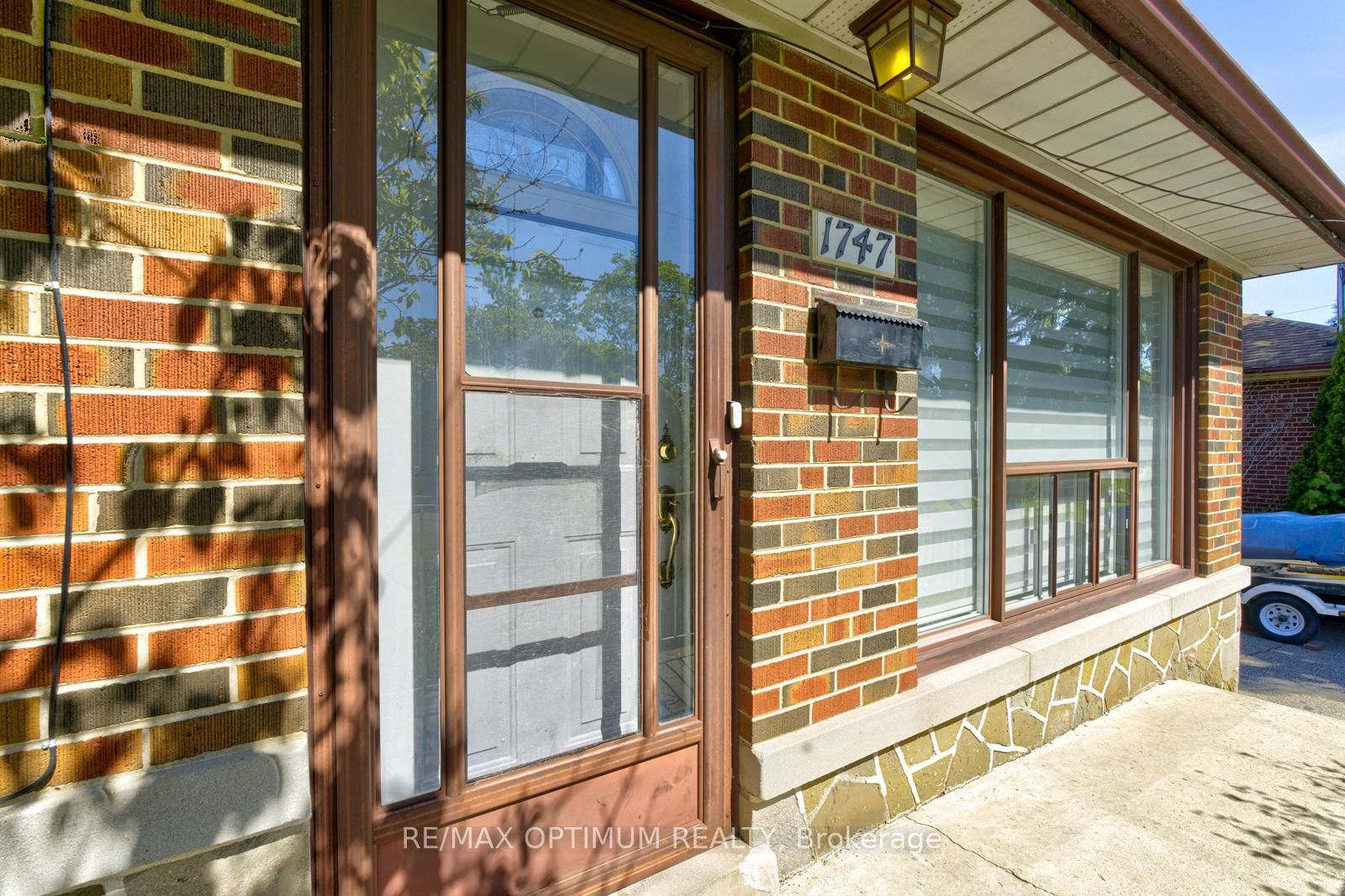 1747 Coram Crescent
