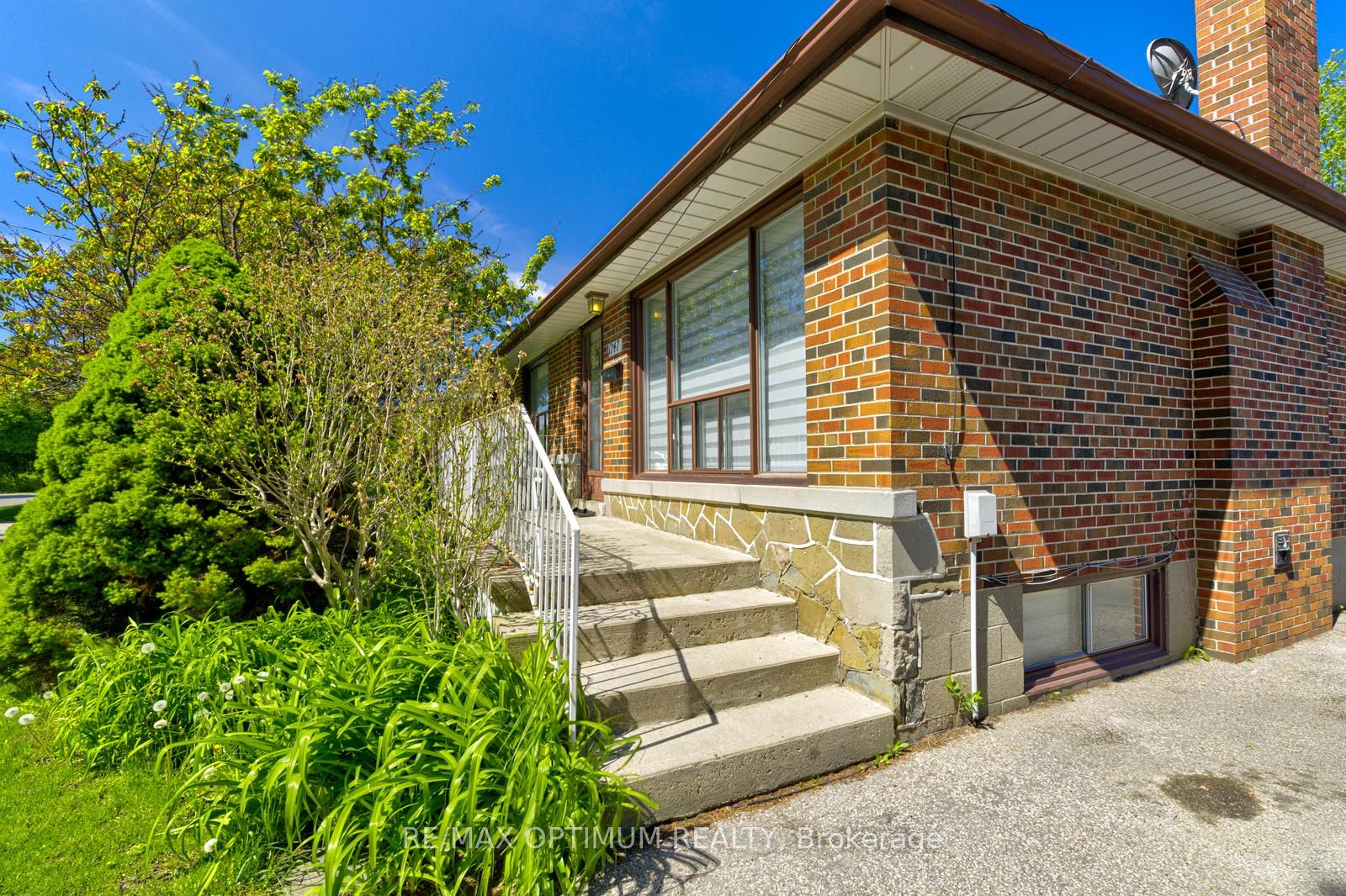 1747 Coram Crescent