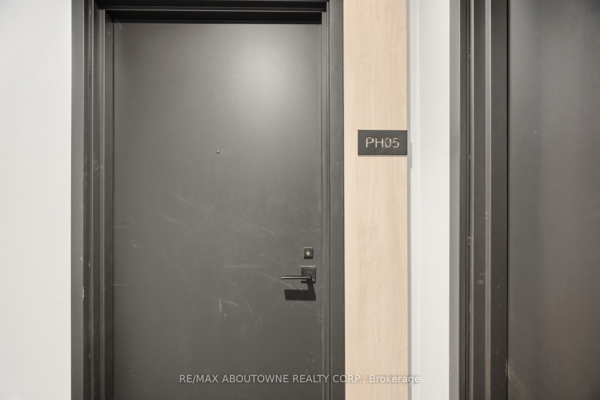 500 Plains Road E PH05