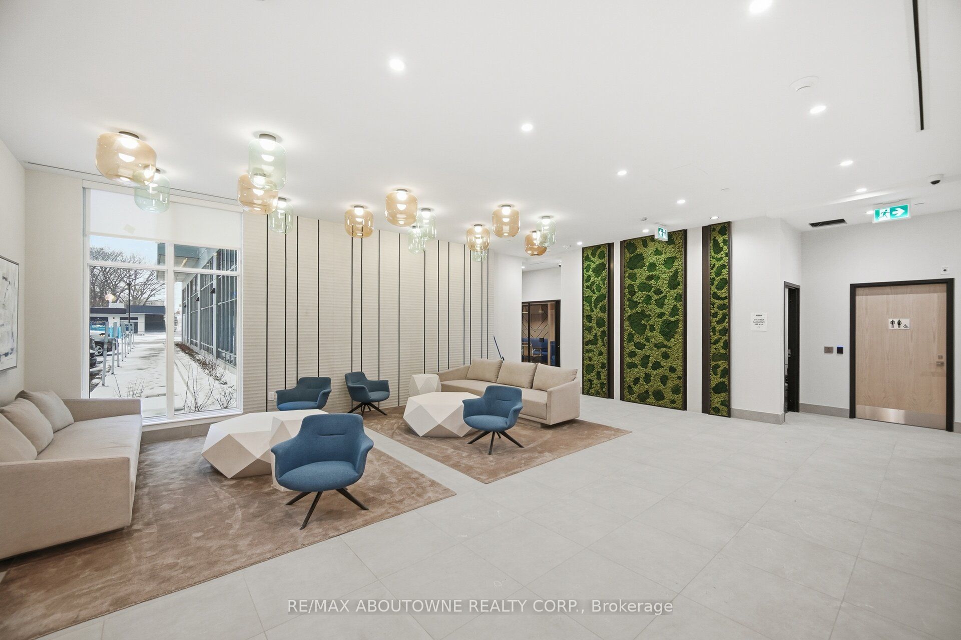 500 Plains Road E PH05